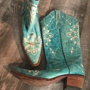 Beautiful teal boots with embroidery